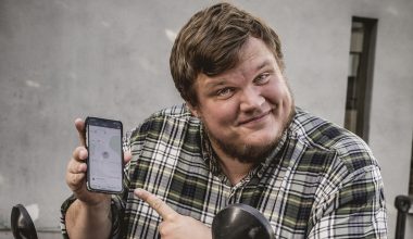Fredrik shows off the NIU app on his phone