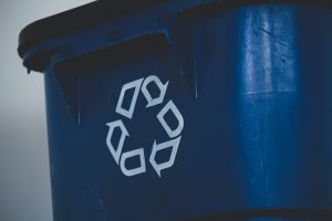 Un contenedor de reciclaje azul