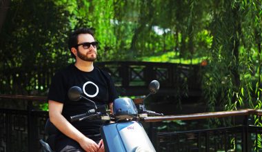 Hombre en un scooter eléctrico NIU al lado de un puente