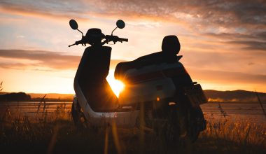 Elektrische NIU scooter met een zonsondergang en een wolk achtergrond